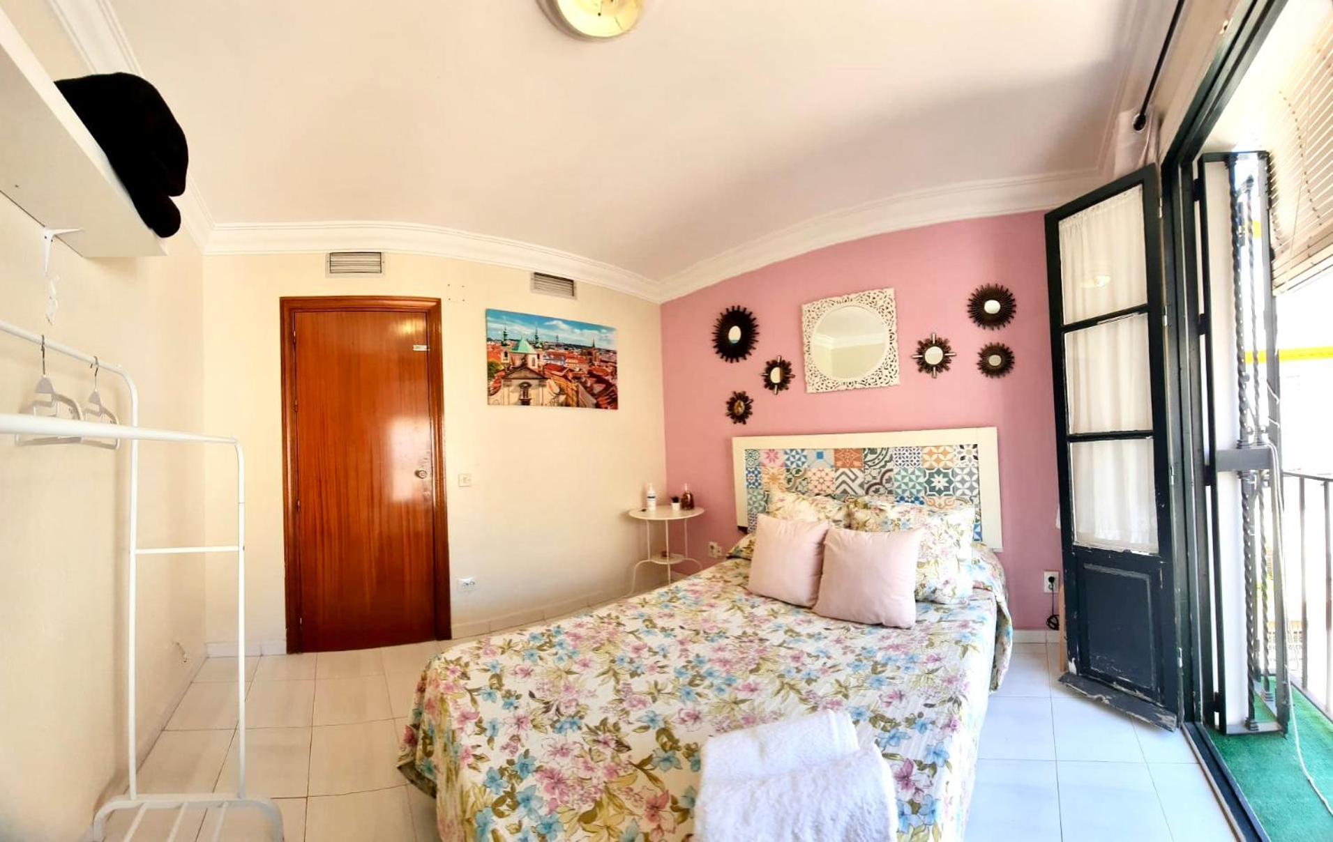 Budget And Cute Rooms With Balcony Sevilla Center Экстерьер фото