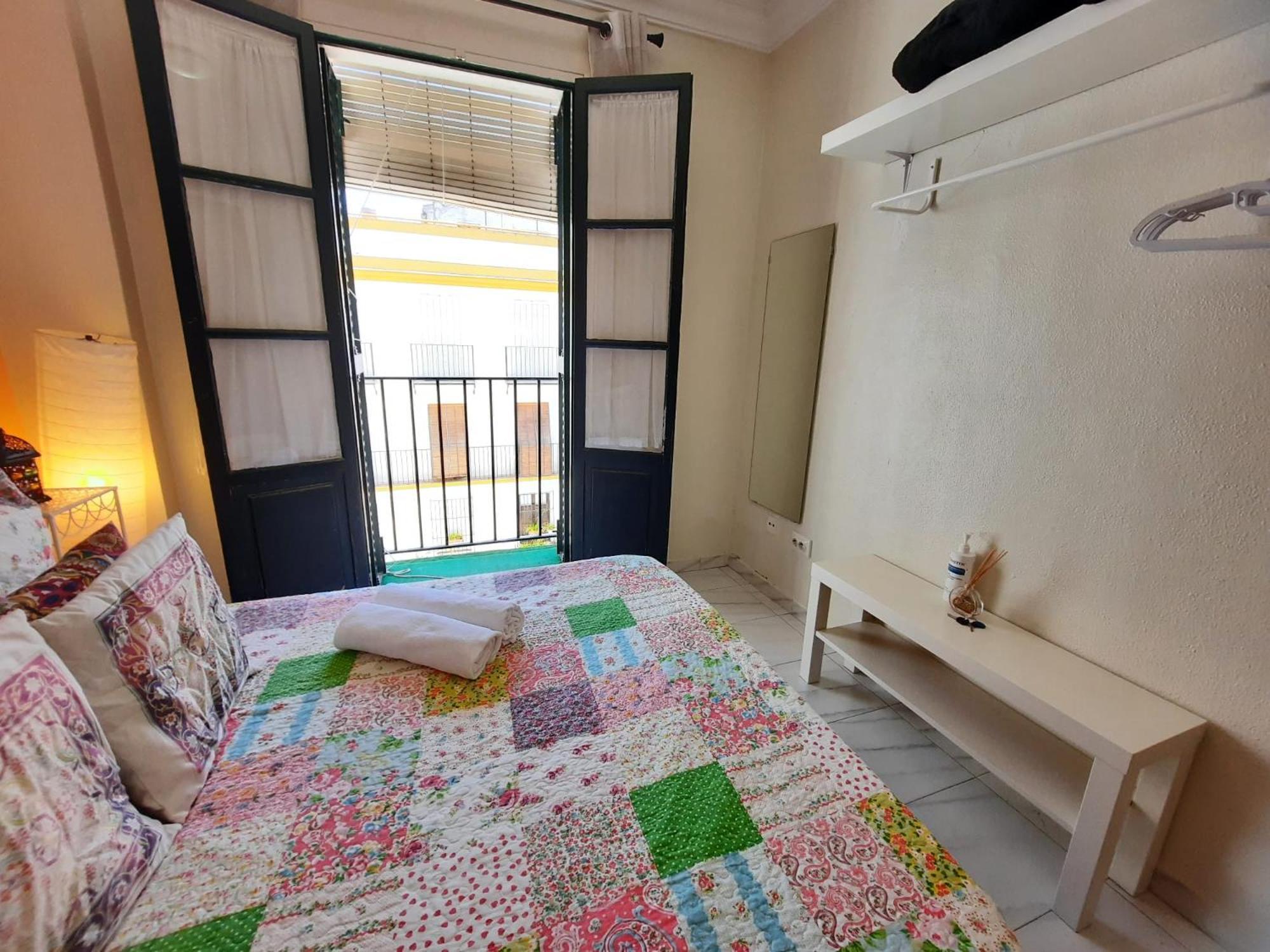 Budget And Cute Rooms With Balcony Sevilla Center Экстерьер фото